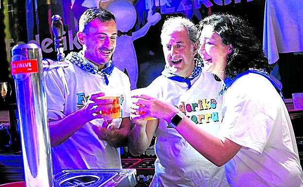 Ekain Rico, Alfonso Gil y Yolanda Díez brindan en Federiko Ezkerra.