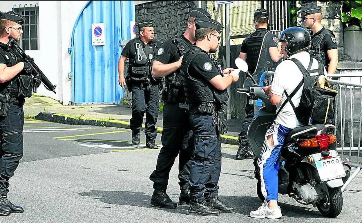 La Policía francesa instaló ayer un nuevo control en Hendaia a falta de dos días para que arranque la cumbre.