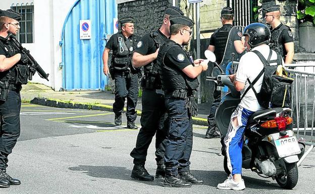 La Policía francesa instaló ayer un nuevo control en Hendaia a falta de dos días para que arranque la cumbre.