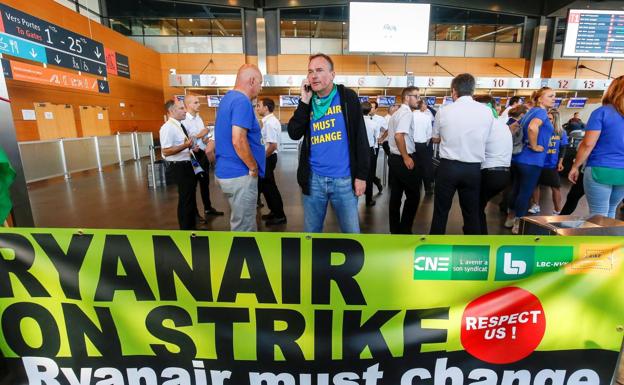 Pilotos de la aerolínea Ryanair en huelga en el aeropuerto de Charleroi en Bélgica.