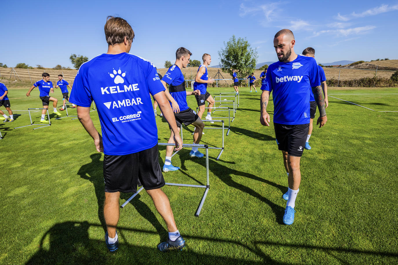 El equipo albiazul ha entrenado este viernes en Ibaia con la ausencia del central chileno, que ha viajado a Mónaco para formalizar su traspaso