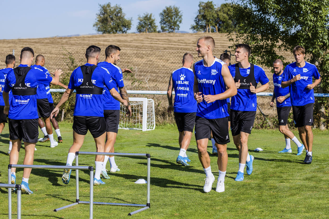 El equipo albiazul ha entrenado este viernes en Ibaia con la ausencia del central chileno, que ha viajado a Mónaco para formalizar su traspaso