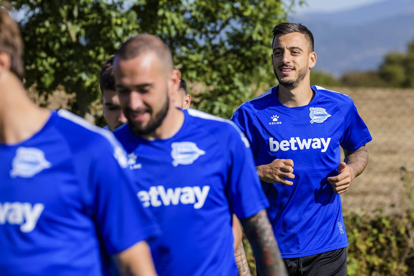 El equipo albiazul ha entrenado este viernes en Ibaia con la ausencia del central chileno, que ha viajado a Mónaco para formalizar su traspaso