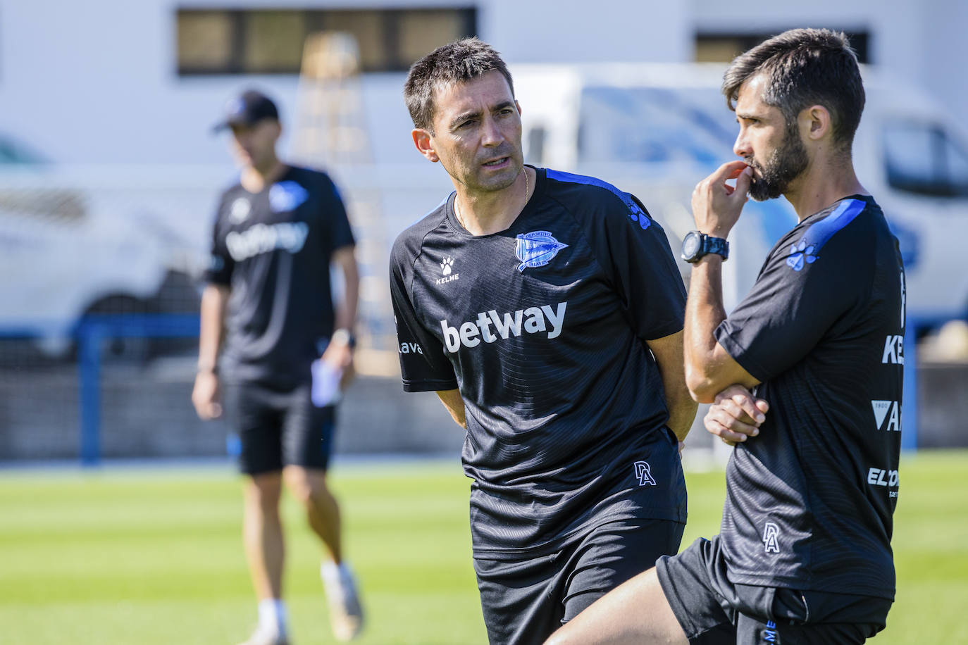 El equipo albiazul ha entrenado este viernes en Ibaia con la ausencia del central chileno, que ha viajado a Mónaco para formalizar su traspaso