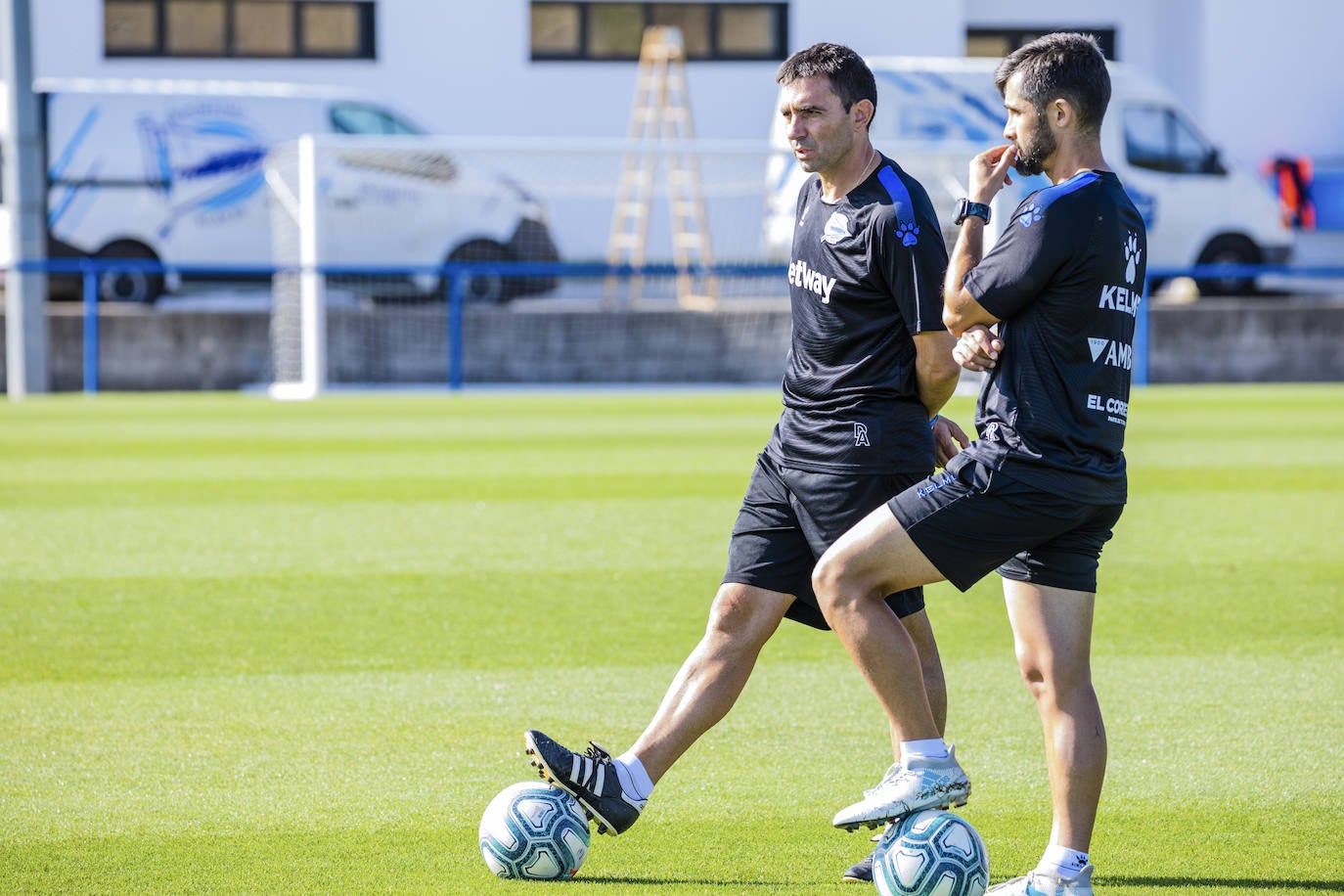 El equipo albiazul ha entrenado este viernes en Ibaia con la ausencia del central chileno, que ha viajado a Mónaco para formalizar su traspaso