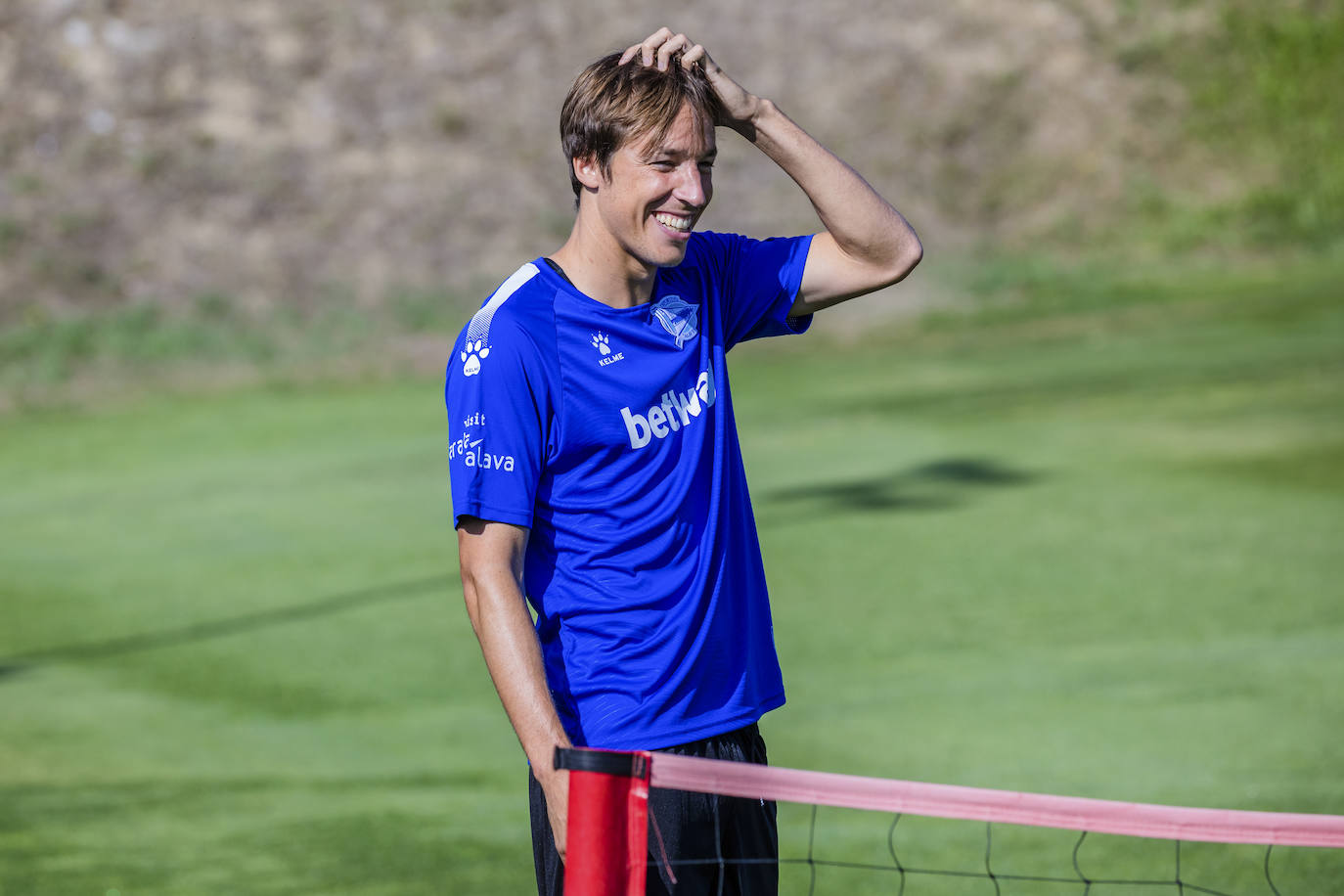 El equipo albiazul ha entrenado este viernes en Ibaia con la ausencia del central chileno, que ha viajado a Mónaco para formalizar su traspaso