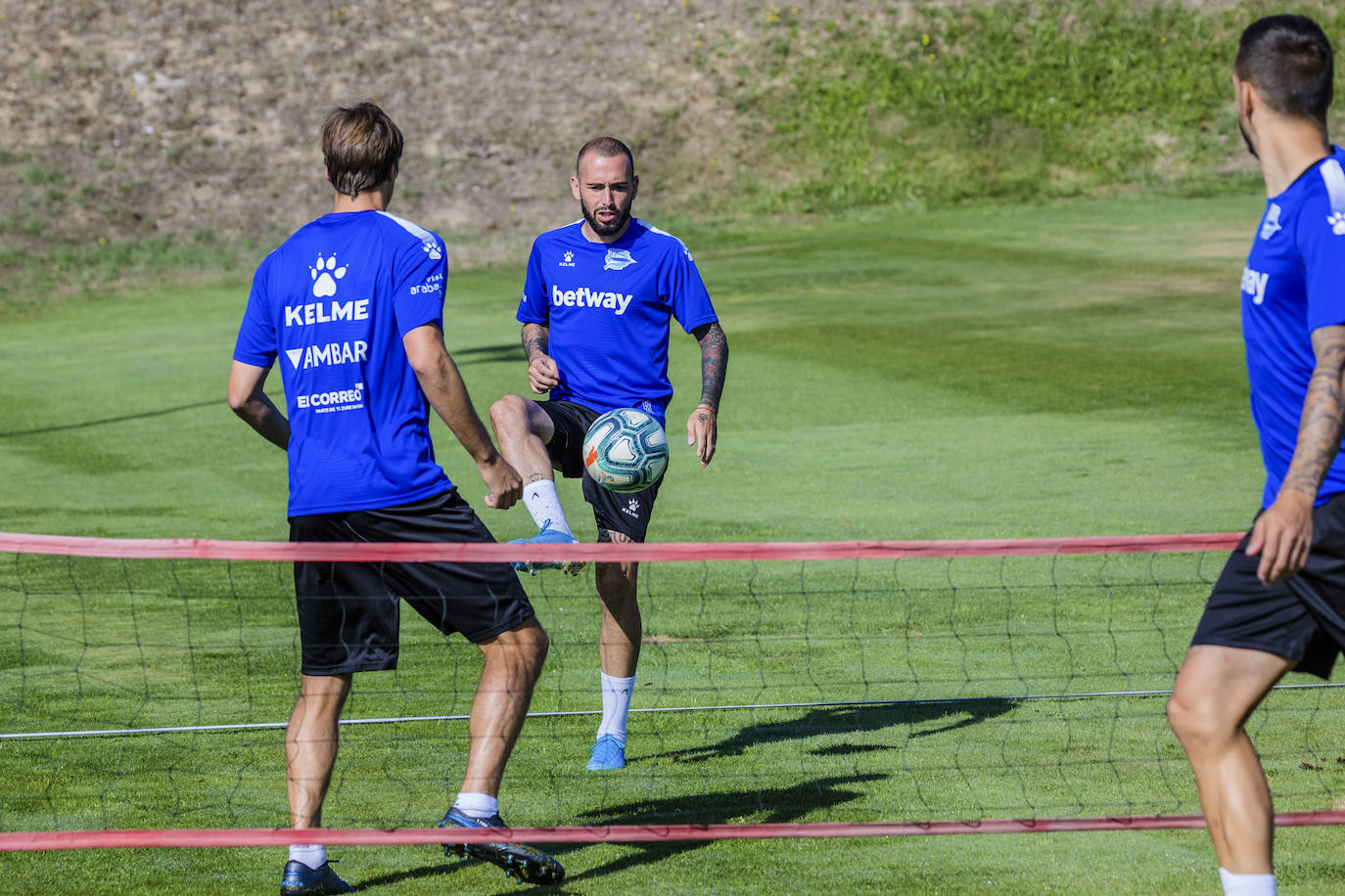 El equipo albiazul ha entrenado este viernes en Ibaia con la ausencia del central chileno, que ha viajado a Mónaco para formalizar su traspaso