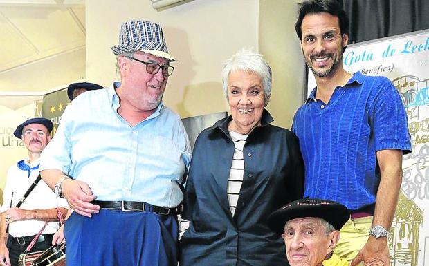 Luis del Olmo, junto a Rafael Soto, presidente de La Gota de Leche, Amaya Uranga e Igor Yebra.