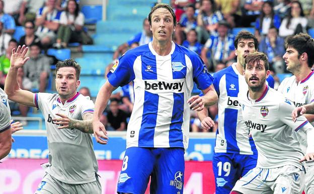 Tomás Pina busca el remate en un córner durante el encuentro contra el Levante. 