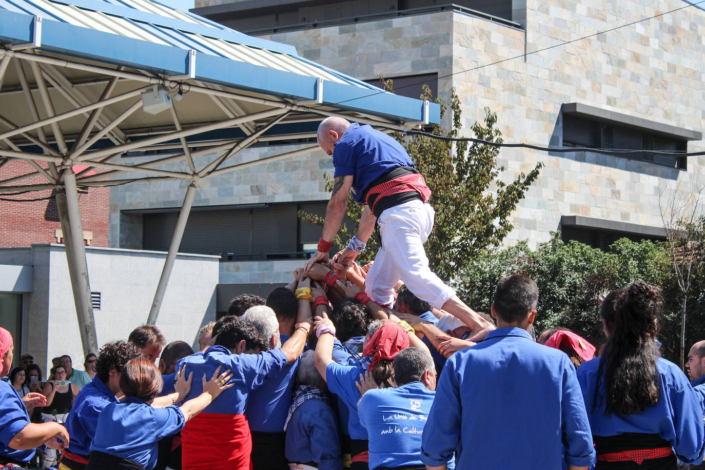 Fotos: Castellers y encierros en el &#039;Día de las morcillas&#039; en las fiestas de Llodio