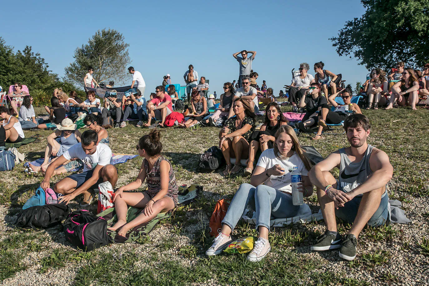 Fotos: &#039;El piano del lago&#039; flota en Landa