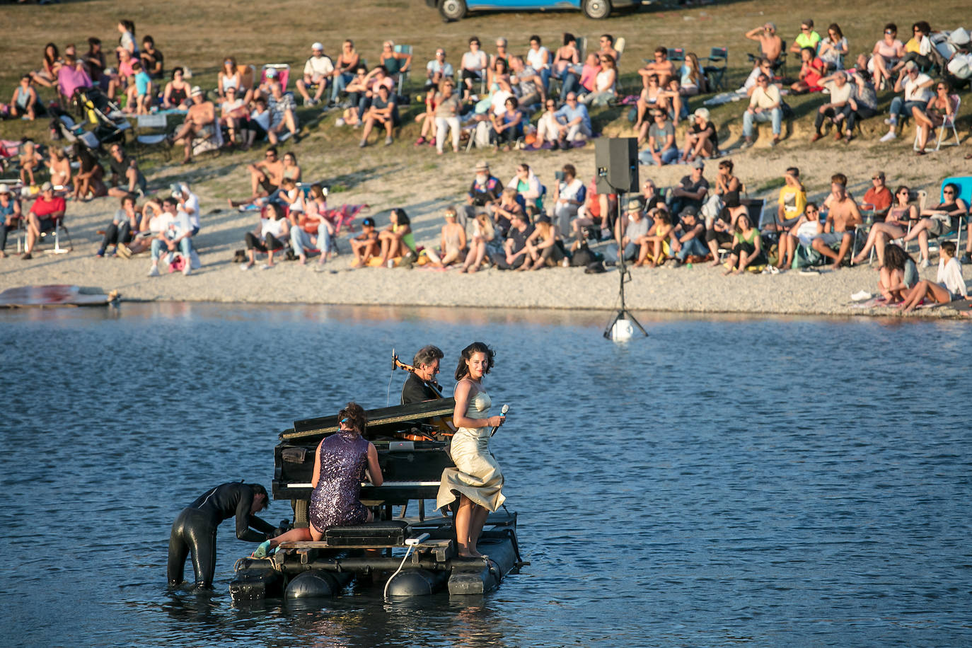 Fotos: &#039;El piano del lago&#039; flota en Landa