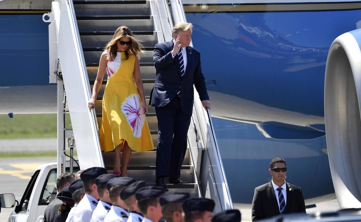 Donald y Melania Trump bajan por las escalerillas del avión que les ha trasladado desde Burdeos a Biarritz.