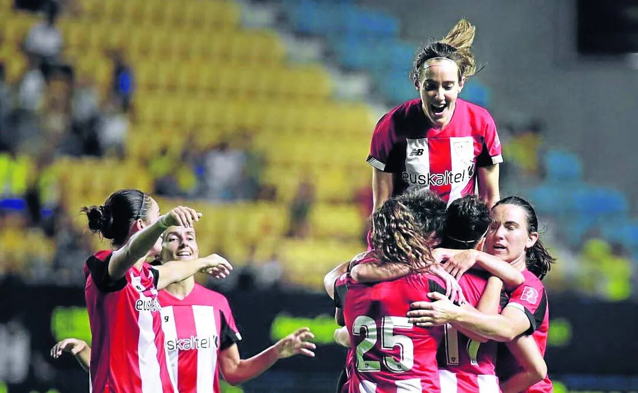 Las jugadoras rojiblancas celebran su victoria en el Trofeo Carranza.