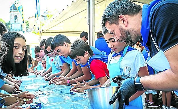 Los niños aprendieron ayer a preparar kokotxas al pil pil bajo las órdenes de Javier Izarra, chef del Tamarises Izarra de Getxo.