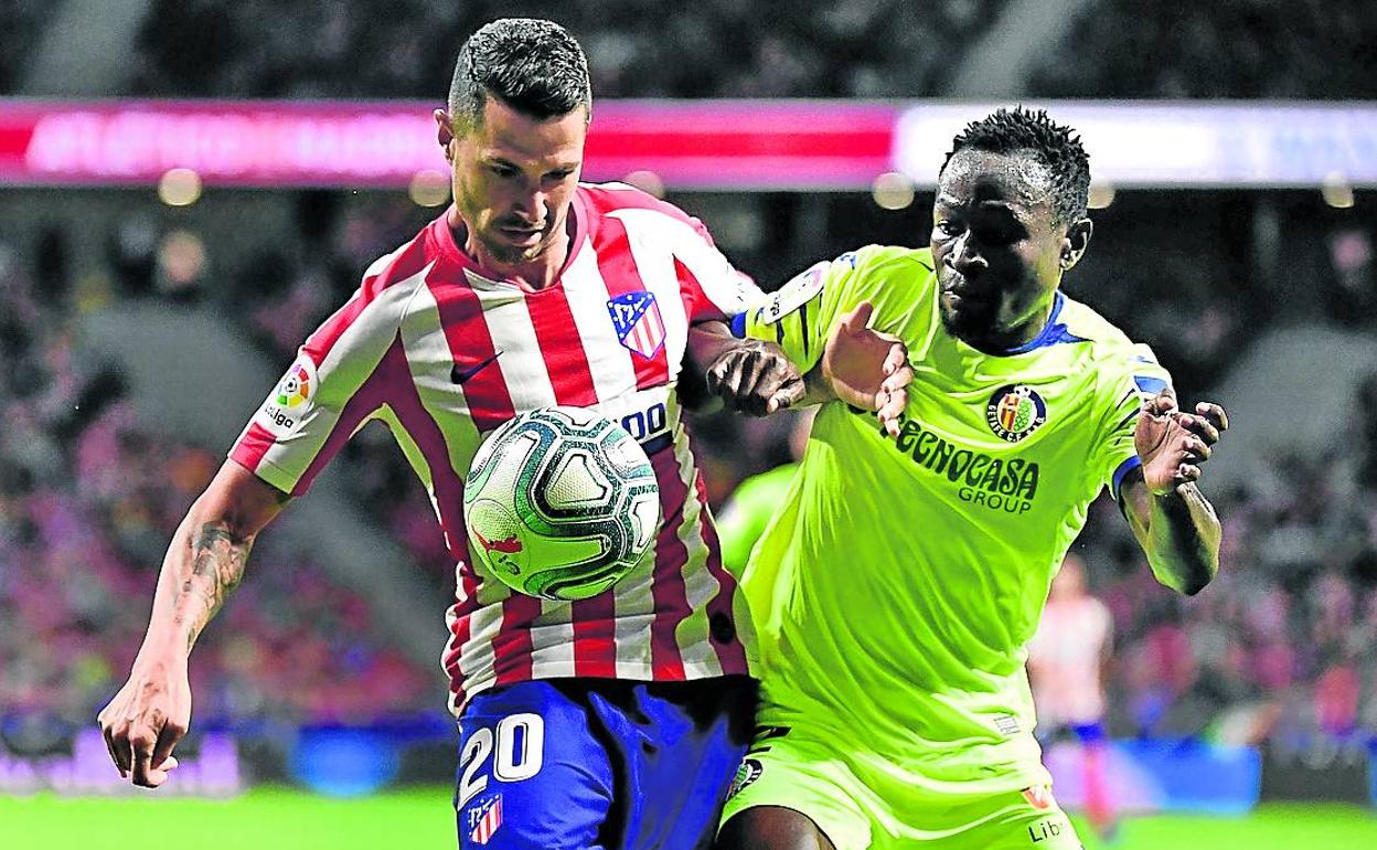 Djené frena la cabalgada del atlético Vitolo en el partido del Wanda, que el Getafe perdió por 1-0.