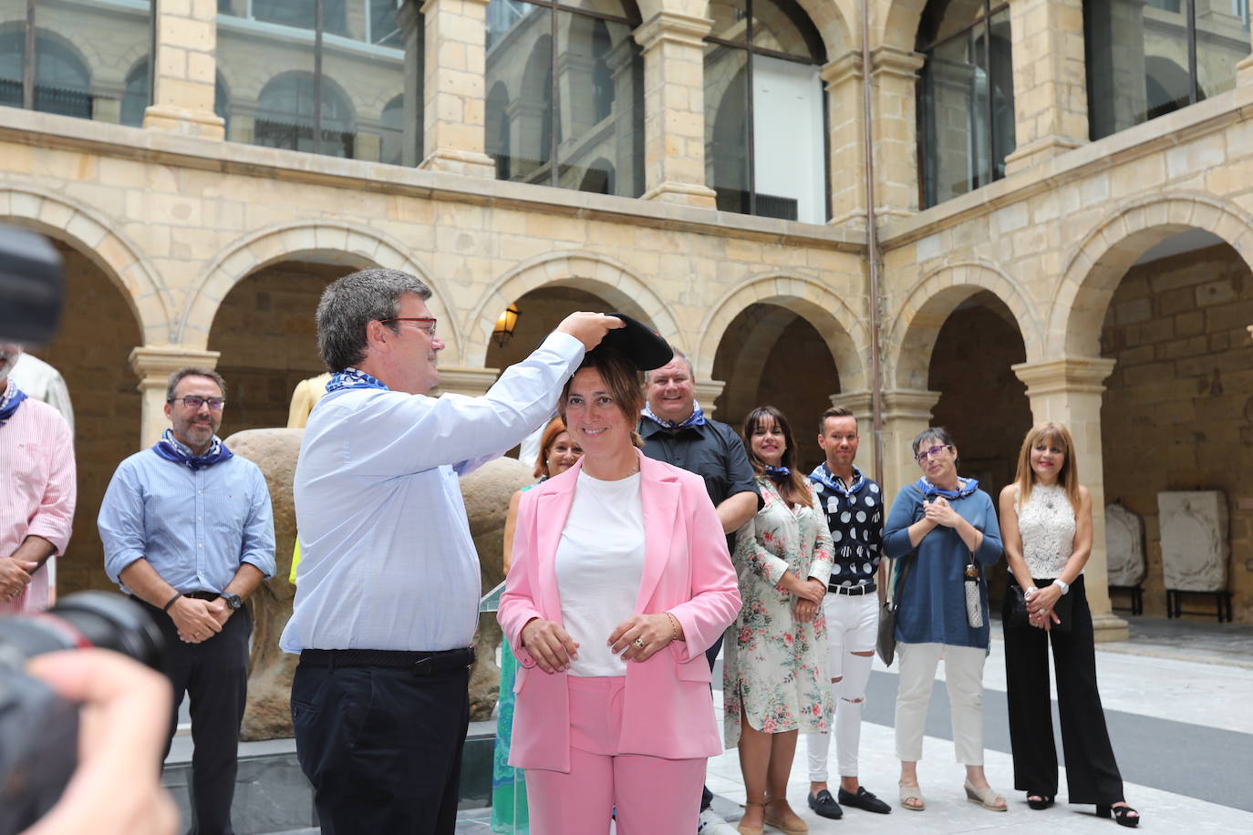 Aburto coloca la txapela a María José Lora, de la pirotecnia ganadora del concurso, Caballer FX. 