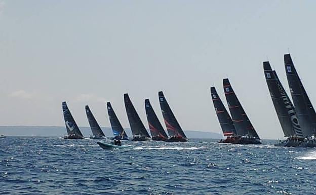 Los barcos participantes en el Mundial de TP52 durante el entrenamiento de este sábado