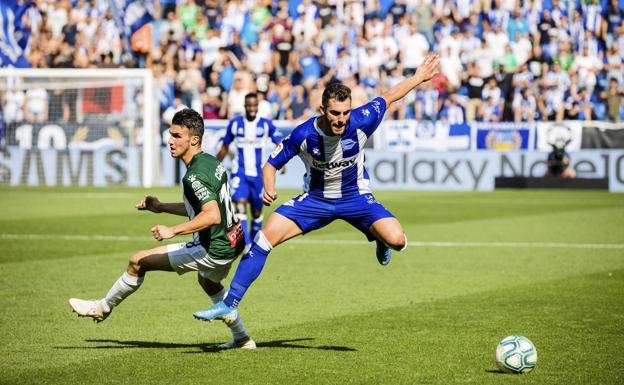 Luis Rioja lucha por el balón contra un jugador del Espanyol.