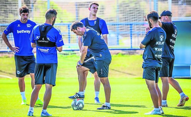 Garitano medita durante un entrenamiento, rodeado de Rioja, Manu y Adrián Marín.