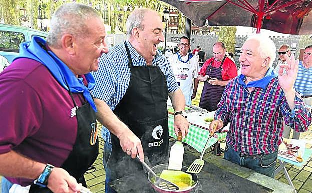 Carlos Ruiz pasea cada mañana por El Arenal para comprobar el ambiente de los concursos gastronómicos y suele acudir con su nieto a las actividades infantiles.