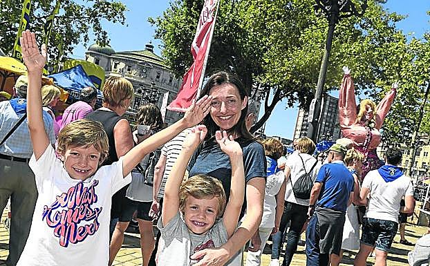 Lara Martín goza del ambiente festivo con sus dos hijos, que en la imagen emulan el gesto de Marijaia en El Arenal.
