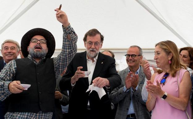 El expresidente del Gobierno, Mariano Rajoy, junto a la expresidenta del Congreso, Ana Pastor, en la Fiesta de la Vendimia de Leioro. 