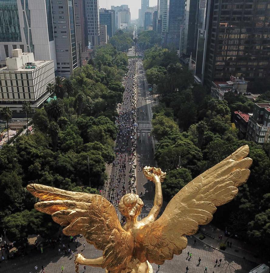 El Ángel de la Independencia observa la Maratón de la Ciudad de México 