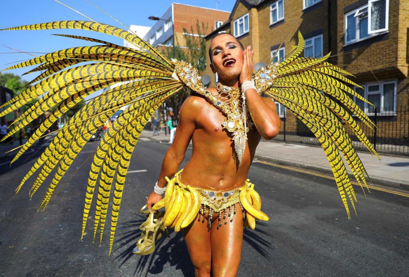 Un participante en el Desfile de Adultos del Carnaval de Notting Hill en Londres 