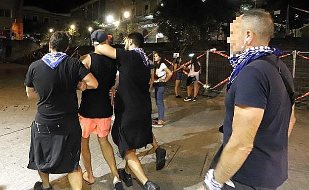 Agentes 'Iker' de la Policía Municipal actuando en la zona de Abando.