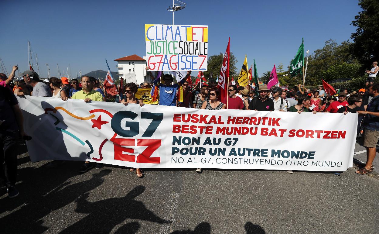 Manifestación en Biarritz con motivo del G-7.