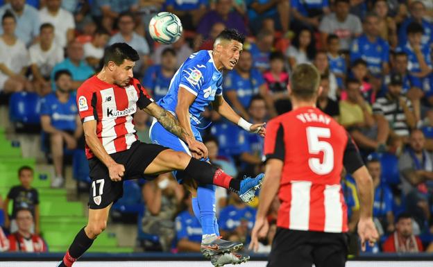 Yuri disputa un balón por arriba en el encuentro entre el Getafe y el Athletic.