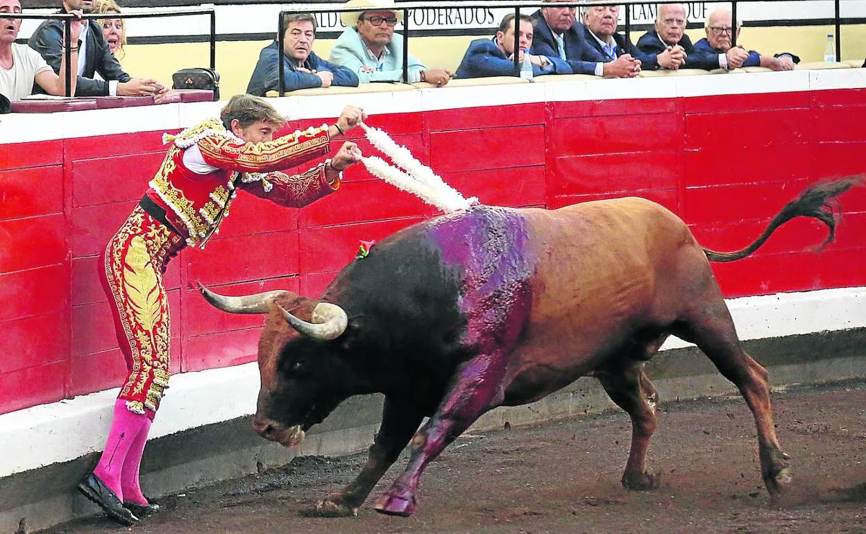 Escribano coloca un par de banderillas al primero de sus astados de la tarde.