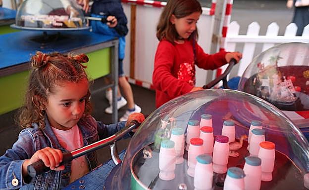 Dos niñas disfrutan en el Txikigune.