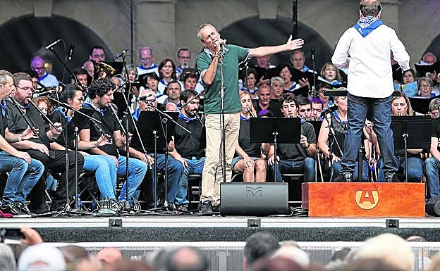 Roberto Moso volvió a interpretar sus éxitos 'Txatxo' e 'Iñaki, ze urrun dago Kamerun'.