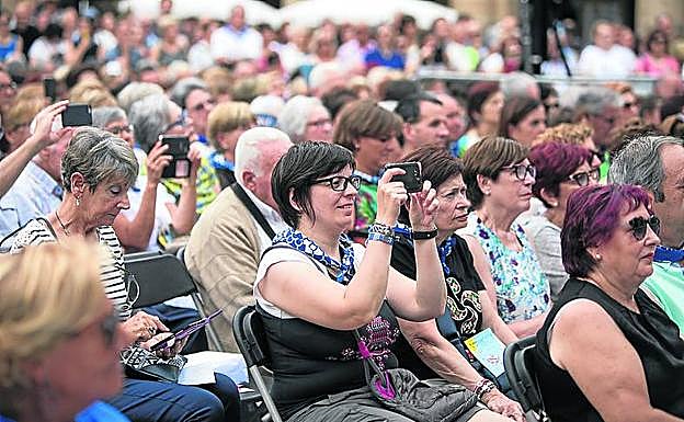 Muchos asistentes no se pudieron resistir a grabar la actuación. 