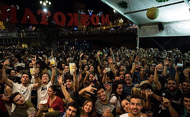 Las txosnas han sido el epicentro de la fiesta por la noche.