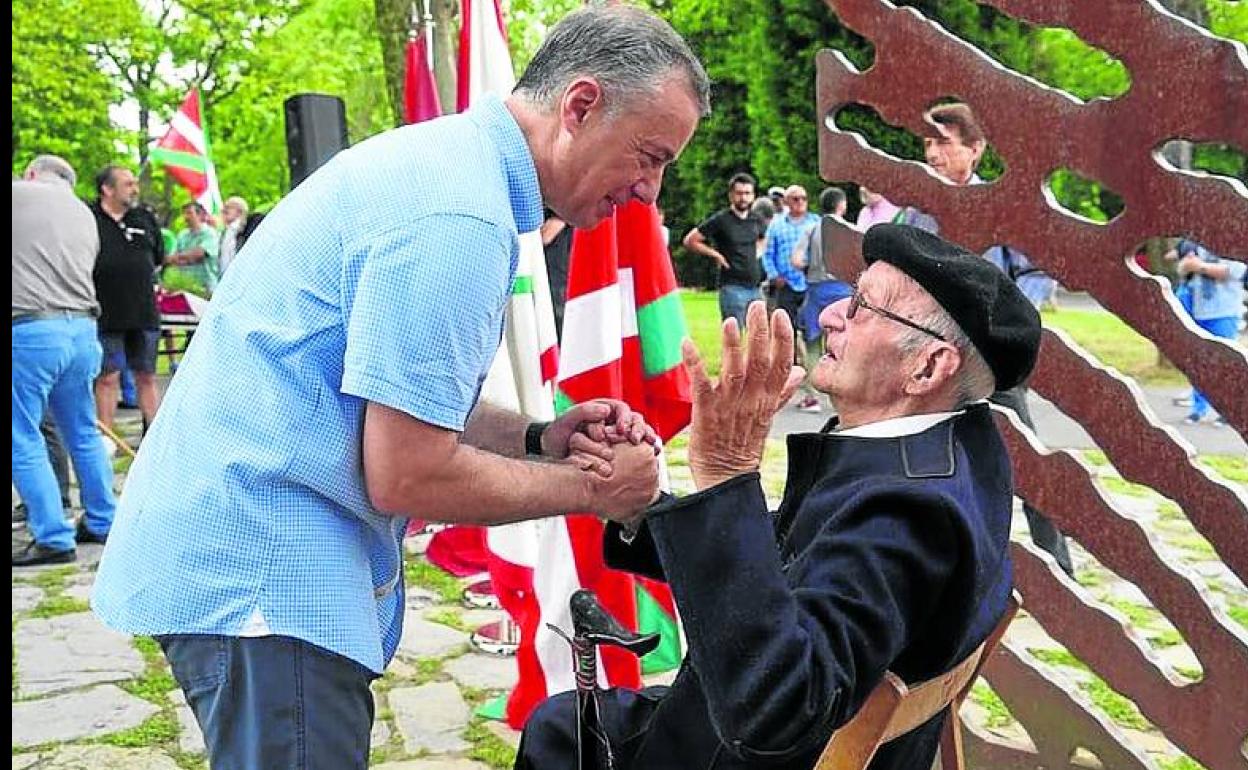 Urkullu saluda a Moreno el pasado mes de julio en Artxanda.