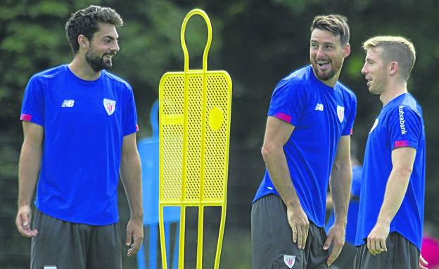 Villalibre, Aduriz y Muniain bromean en un entrenamiento de este verano.