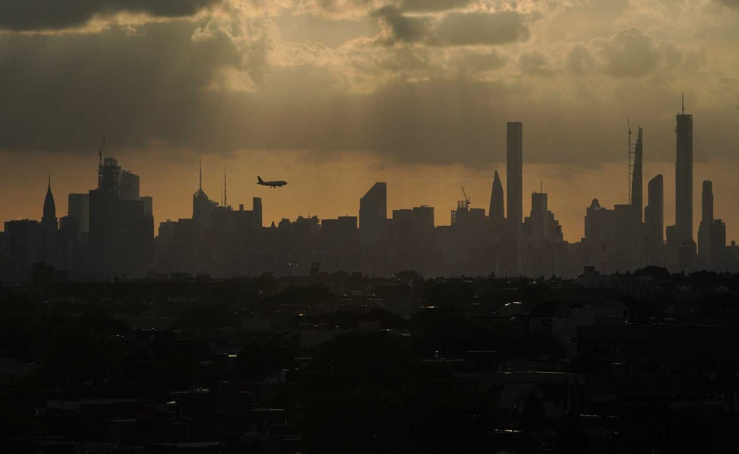 Un avión sobre el horizonte de Nueva York