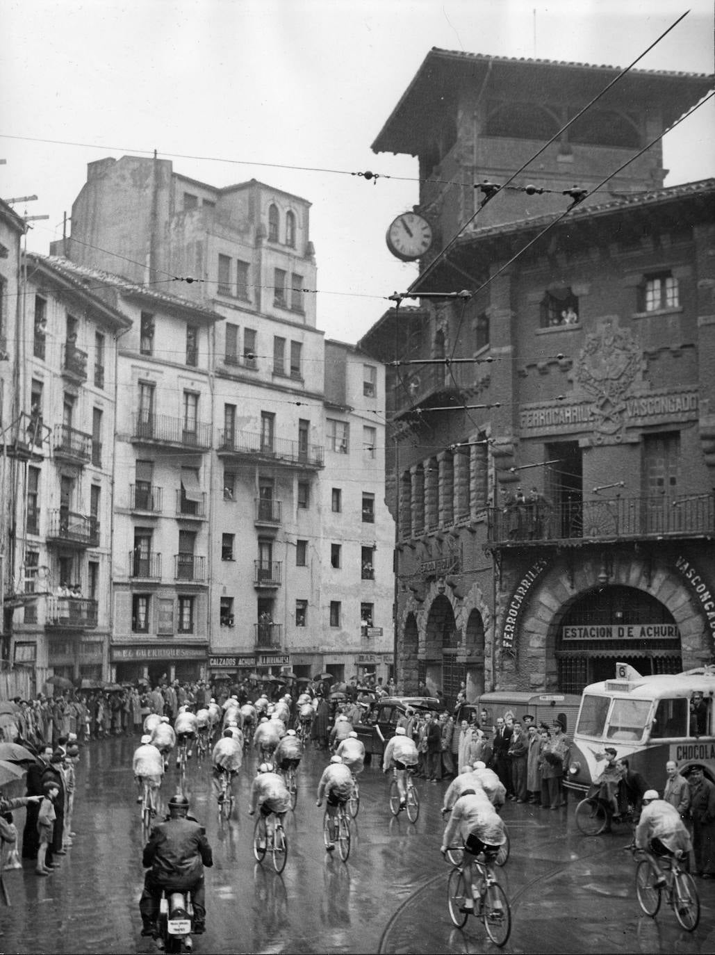 El pelotón por la Vuelta ciclista pasó por delante de Atxuri en 1956 