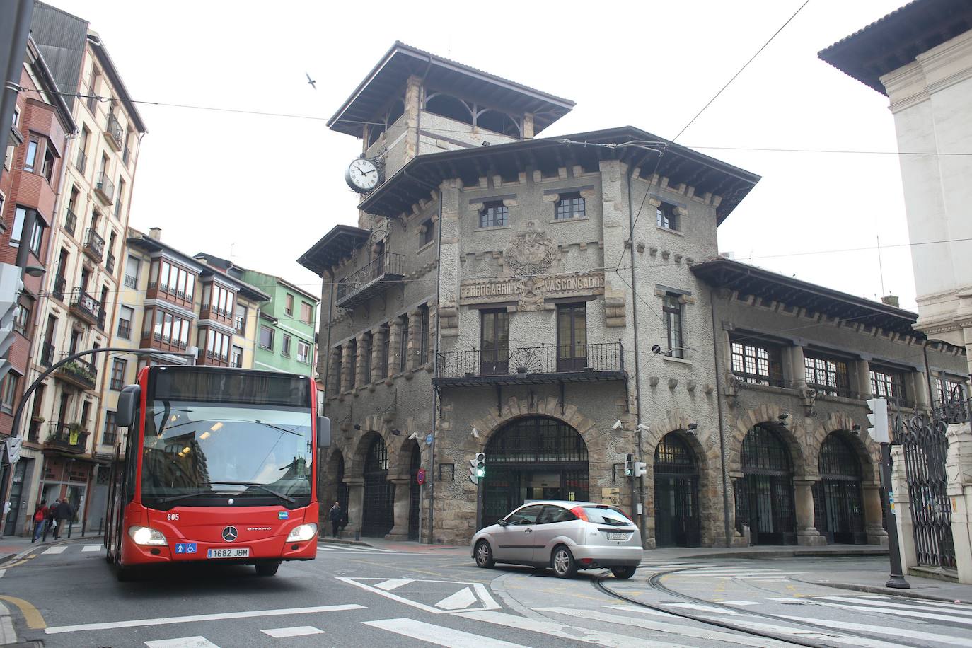 Un bilbobus pasa al lado de la estación en 2017.