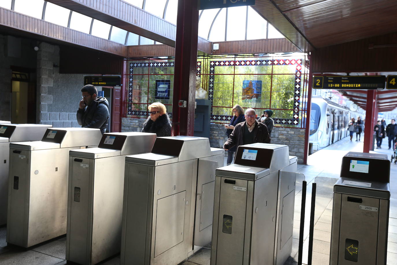 Las modernas canceladoras se mezclan con las tradicionales vidrieras (2017) 