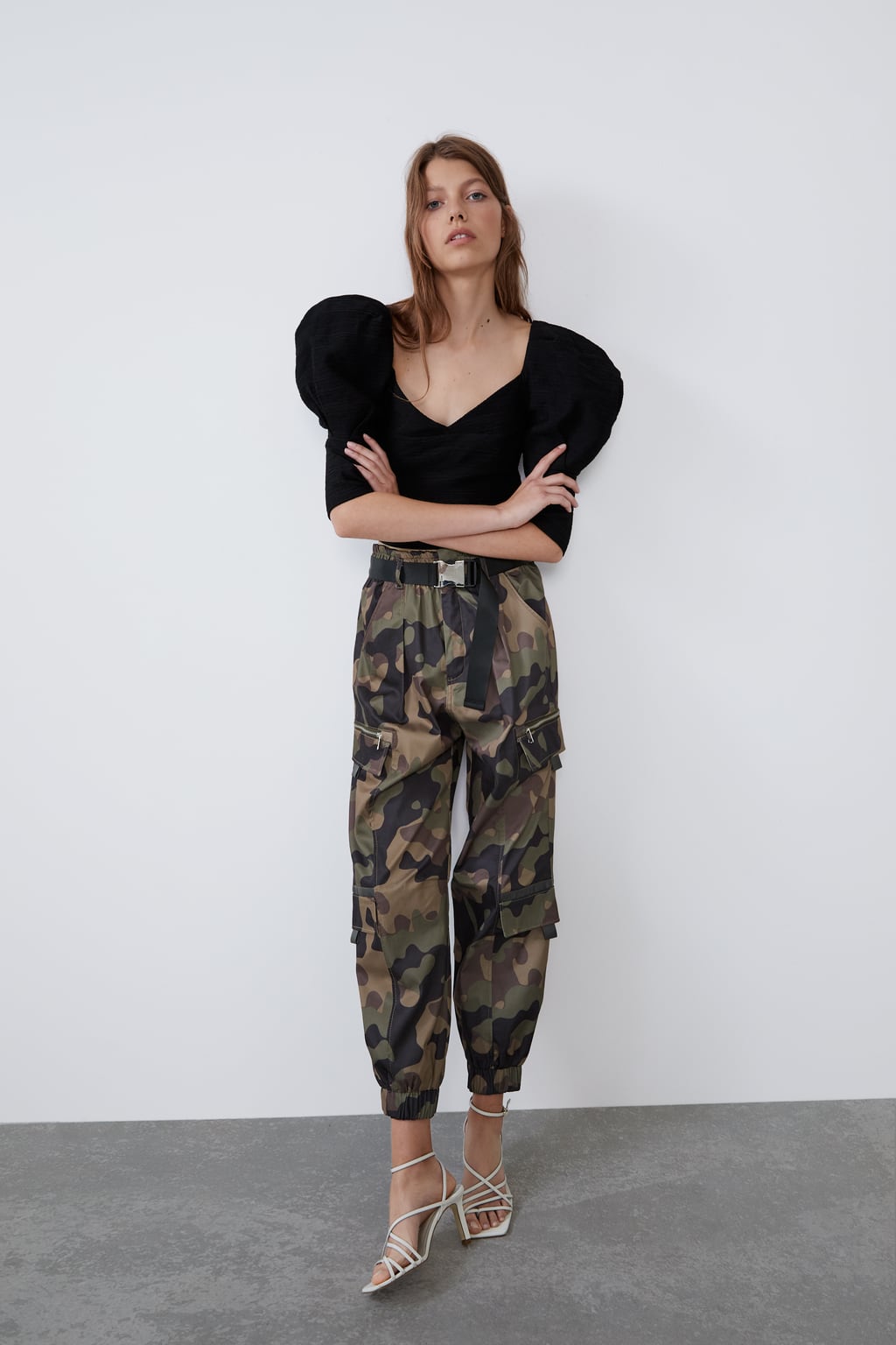 1. Estilo cargo y de camuflaje, con tiro alto, cintura elástica y con dos grandes bolsillos laterales. Un pantalón de la firma Zara (29,95 euros) 