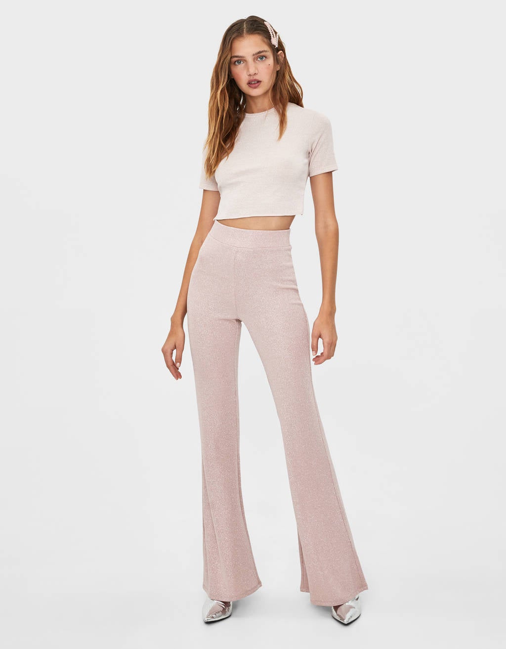 11. Pantalón flare con hilo metalizado en rosa de Bershka (19,99 euros). 