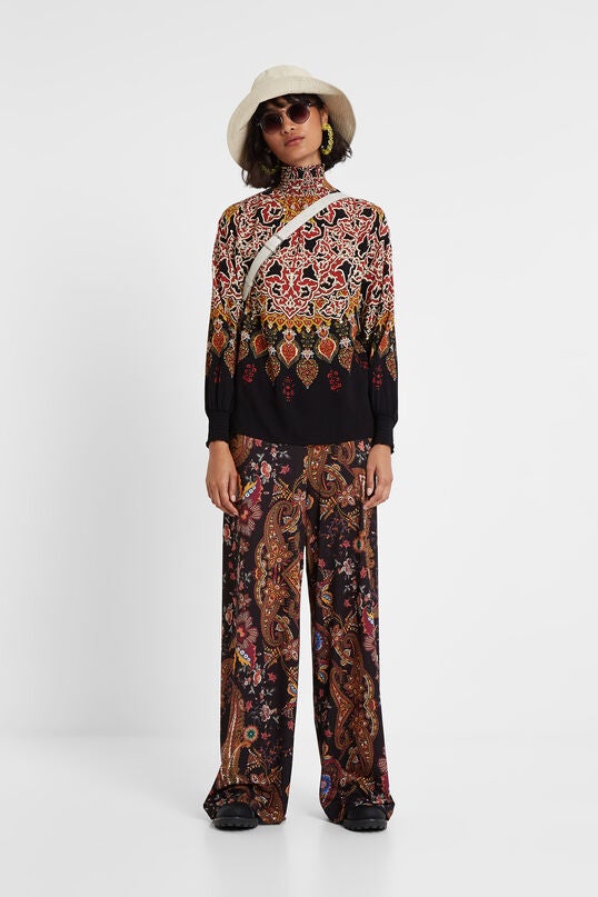 25. Estos pantalones fluidos de Desigual mezcla dos estampados con facilidad: el floral y cachemira. Tienen un precio de 69,95 euros. 