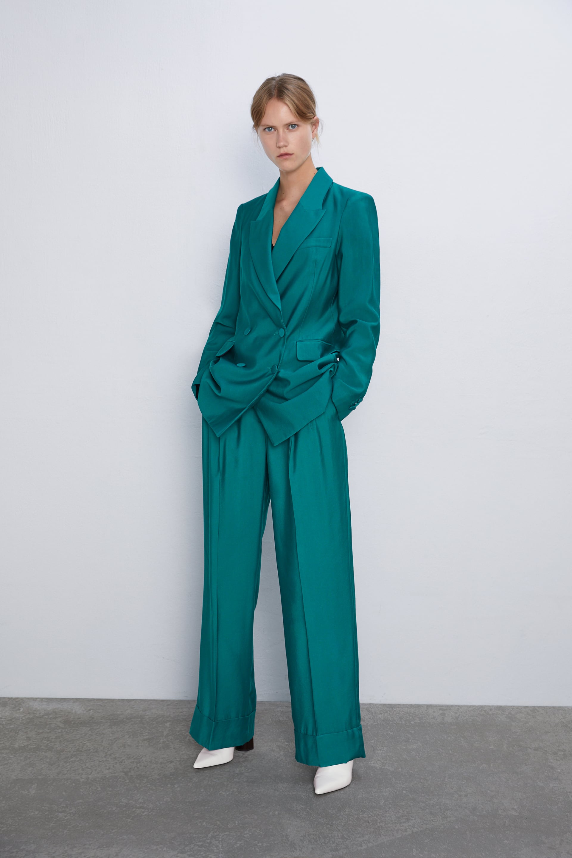 28. Pantalón fluido de tiro alto de satén en color verde. Bajo acabado con vuelta. Son de Zara y cuestan 39,95 euros. 