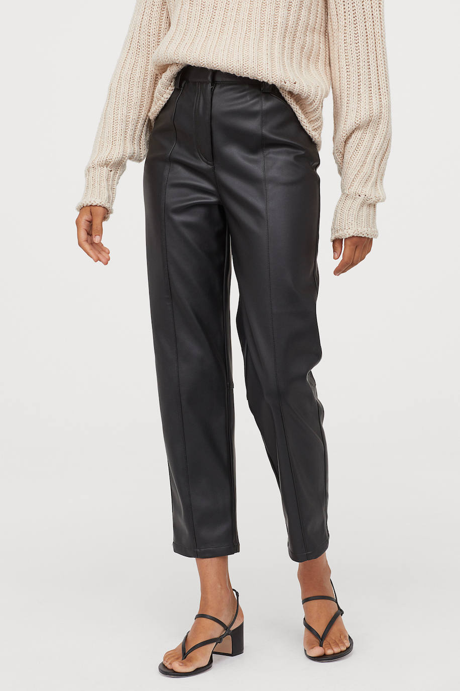 4. Pantalón recto de piel sintética en negro de la firma H&M (29,99 euros) 