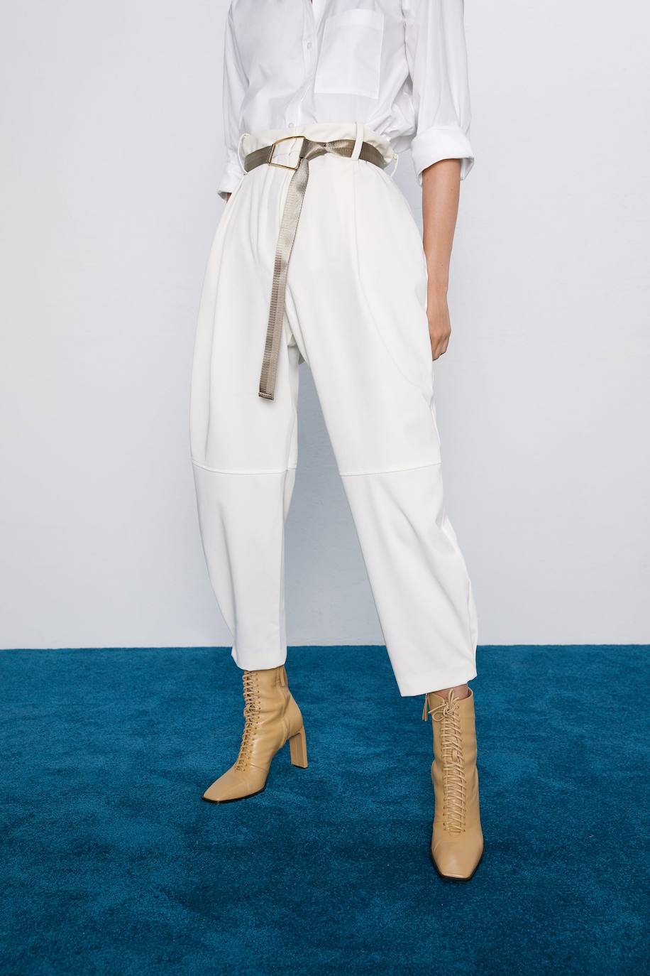 5. Pantalón de pinzas en crudo con cinturón de la firma Zara (39,95 euros). Puede ser tu pieza clave esta próxima temporada. 