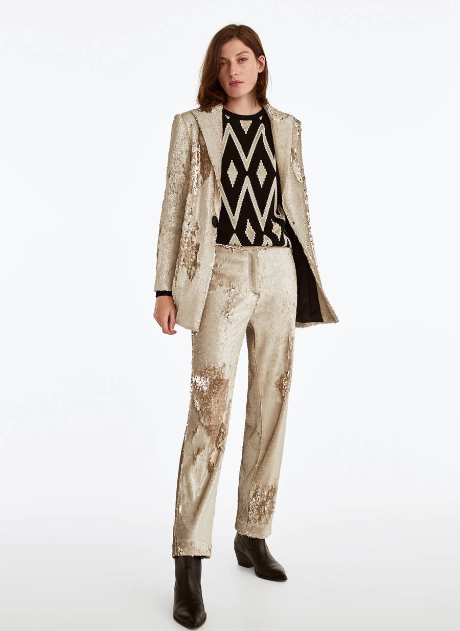 6. El 'brilli-brilli' en las prendas no termina con el paso del verano y menos con estos pantalones fluidos de lentejuelas doradas. Son de la firma Uterque (99,00 euros). 